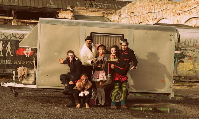 Finale im Zelt - der Zirkus Kadarka kommt (Foto: Studio 44 e.V.)