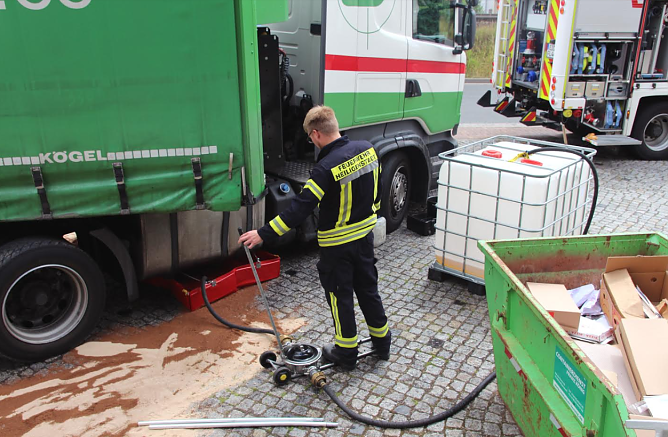 &Ouml;l l&auml;uft aus (Foto: Feuerwehr Heiligenstadt)