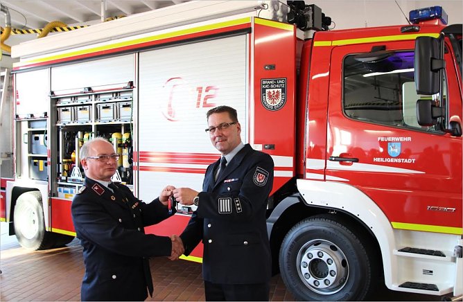 Schl&uuml;ssel&uuml;bergabe (Foto: Feuerwehr Heiligenstadt)