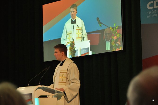 Kaplan Theuermann bei der Predigt (Foto: Ilka K&uuml;hn)