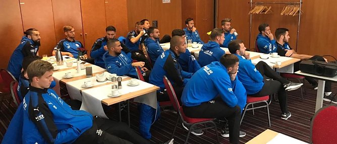 Letzte Besprechung vor dem Spiel (Foto: Wacker 90 Nordhausen)
