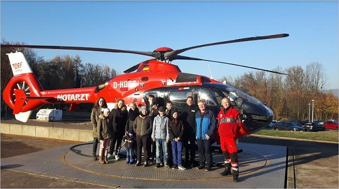 Am Rettungshubschrauber (Foto: Jankowski)
