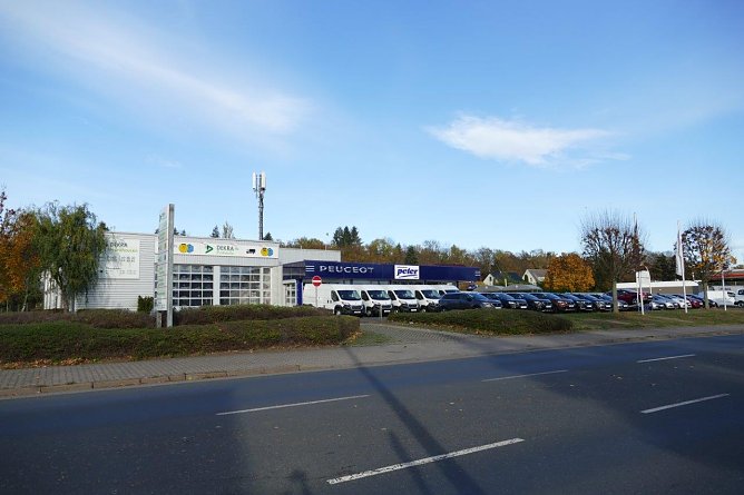 Vor der DEKRA-Niederlassung links wird ein Jeep-Showroom entstehen (Foto: Autohaus Peter GmbH)