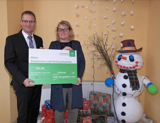 Scheck&uuml;bergabe (Foto: AOK)