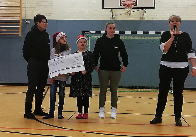 Spenden&uuml;bergabe (Foto: Schule)