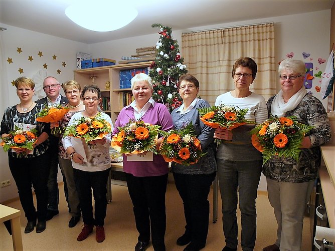 Pflegebegleiter erhielten Zertifikate (Foto: Ilka Kühn) Pflegebegleiter erhielten Zertifikate (Foto: Ilka Kühn)