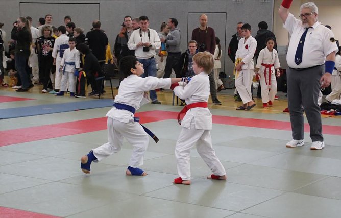 Abdul Baree (i.blau) setzt einen Fauststo&szlig; (Foto: JuJutsu Verein)