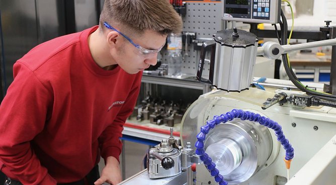 Auszubildender bei Maximator (Foto: Angelo Glashagel) Auszubildender bei Maximator (Foto: Angelo Glashagel)