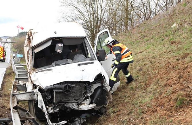 Kleintransporter verungl&uuml;ckt (Foto: Feuerwehr Heiligenstadt)