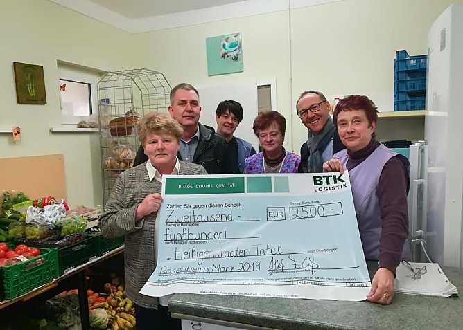 Spenden&uuml;bergabe (Foto: Evelyn Pfad)