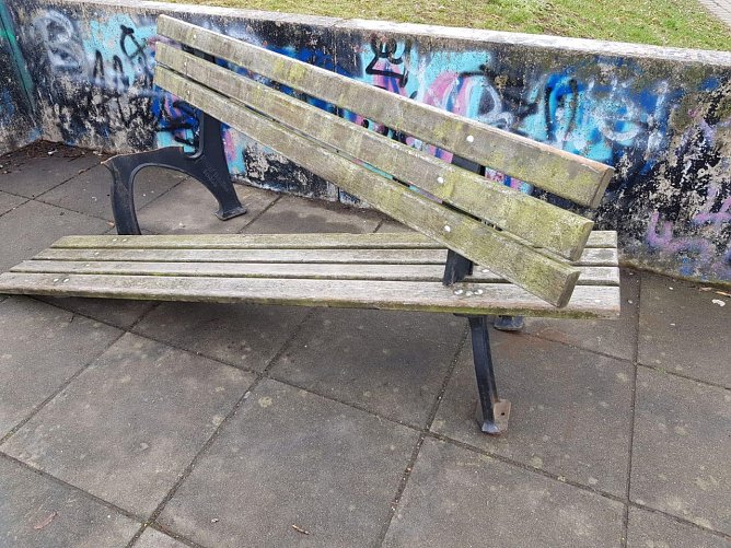 Kaputte Bank (Foto: Joachim Bauer)