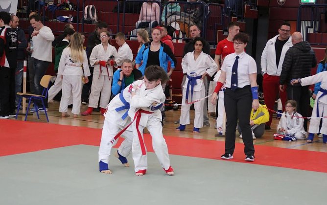 Sebastian setzt zum Wurf an (Foto: JuJutsu Verein)