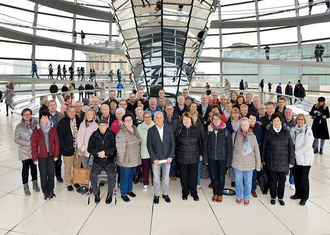 Gruppe im Bundestag (Foto: Presse- und Informationsamt)