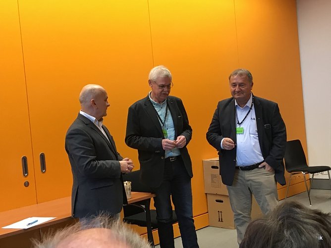 Manfred Grund (li.) empf&auml;ngt die Besucher (Foto: Ilka K&uuml;hn)