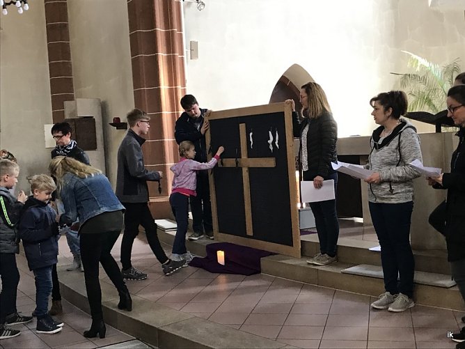 Kinder heften B&auml;nder ans Kreuz (Foto: Ilka K&uuml;hn)