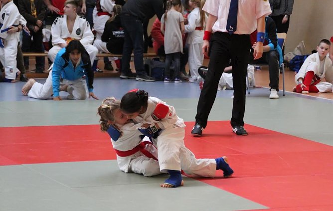 Oula Al Samman (re,blau) ringt ihre Gegnerin zu Boden (Foto: JuJutsu Verein)