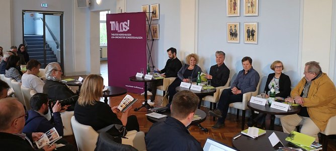 Spielplan vorgestellt - v.l.: Ivan Alboresi, Anette Leistenschneider, Daniel Klajner, Michael Kliefert, Daniela Bethge und Michael Helmrath (Foto: Angelo Glashagel)