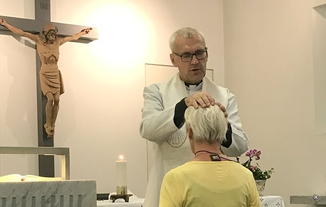 Auflegung des Skapuliers und Segnung (Foto: Ilka K&uuml;hn)