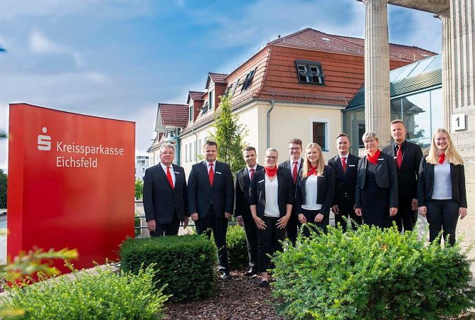 Neue Azubis und Studenten (Foto: Kreissparkasse Eichsfeld)