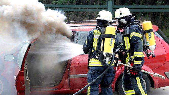 Brennendes Auto gel&ouml;scht (Foto: Feuerwehr Heiligenstadt)
