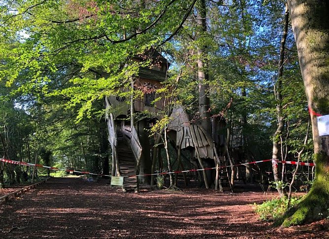 Baumhaus gesperrt (Foto: Uwe M&uuml;ller)