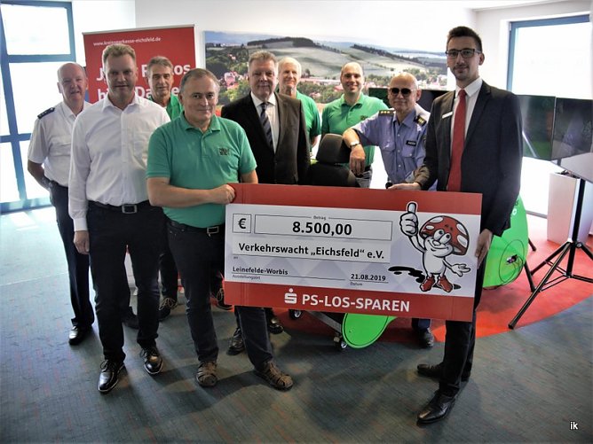 Symbolische Scheck&uuml;bergabe (Foto: Ilka K&uuml;hn)