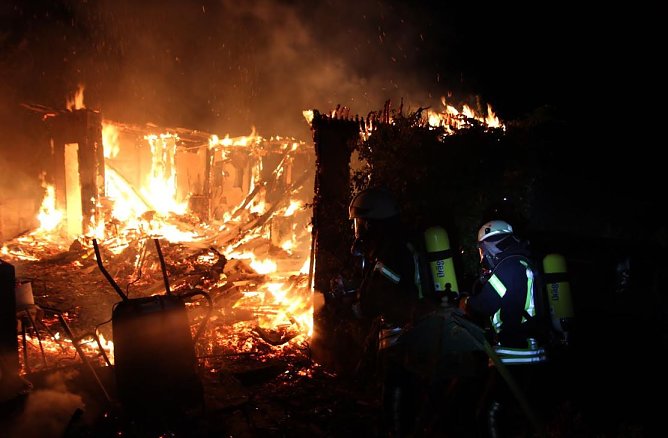 Gartenlaube in Flammen (Foto: Feuerwehr Heiligenstadt)
