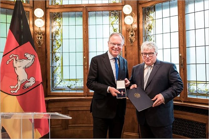 Bundesverdienstkreuz f&uuml;r Prof. N&auml;der (Foto: Christoph Neumann)