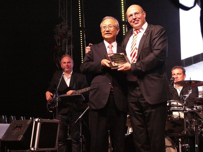 B&uuml;rgermeister von Kanegasaki und Marko Grosa (Foto: Ilka K&uuml;hn)