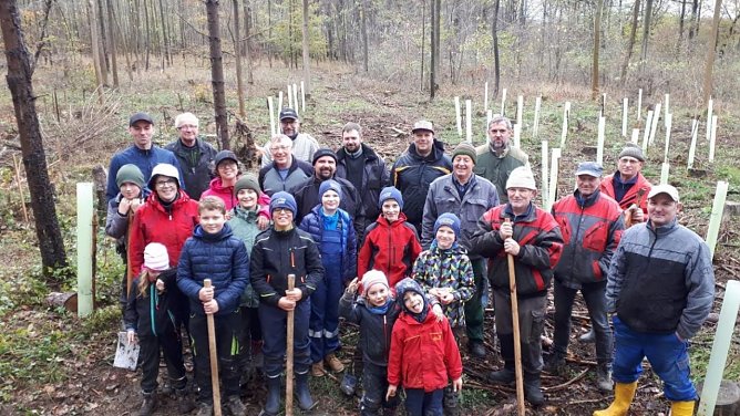 B&auml;ume gepflanzt (Foto: Stefan K&uuml;hn Waldgenossenschaft Geisleden)
