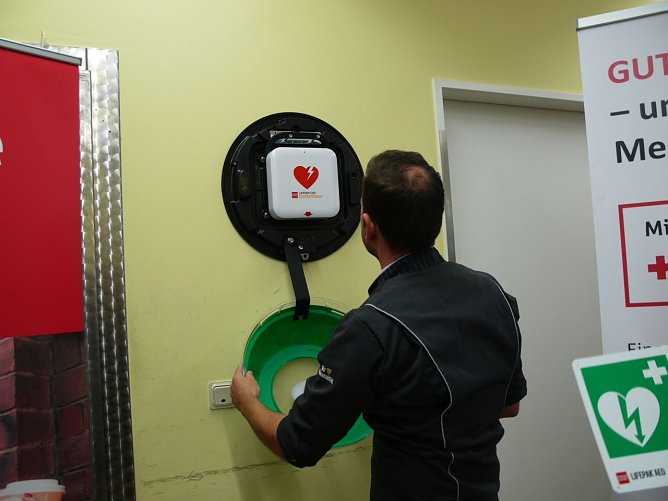 Christian Schneider verschlie&szlig;t den Defibrillator (Foto: Ilka K&uuml;hn)