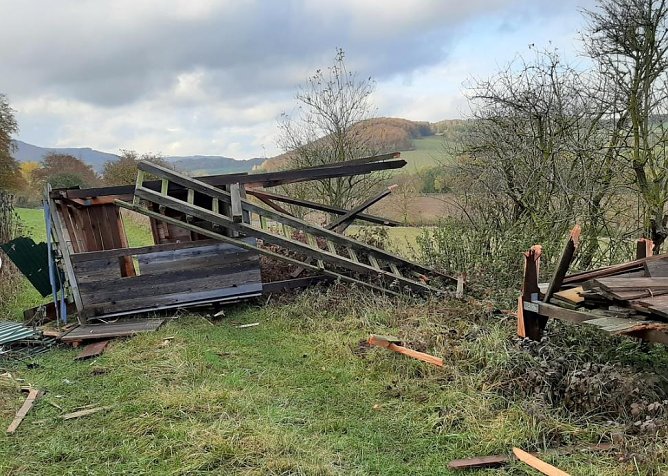 Hochsitz zerst&ouml;rt (Foto: Polizei)