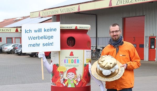 Auszeichnung &uuml;berreicht (Foto: foodwatch)