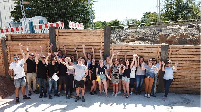 Projektgruppe Jugend im Unternehmen auf Baustellen-Tour durch Deutschland (Foto: Krieger + Schramm)