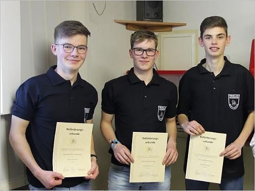 Simeon Kahlmeyer, Adrian Pingel und Gabriel Kiep erhielten ihre Bef&ouml;rderungsurkunden zum Feuerwehrmann.  (Foto: Feuerwehr Bernterode)