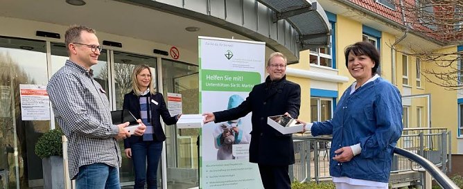 &Uuml;bergabe Ipads (Foto: Gaby Travers)