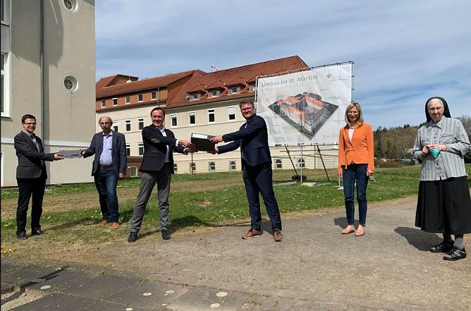 Baugenehmigung &uuml;bergeben (Foto: Gaby Travers)