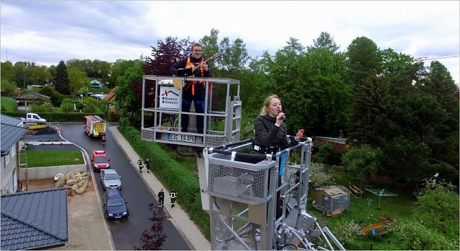 Band im Drehleiterkorb (Foto: Feuerwehr Heiligenstadt)