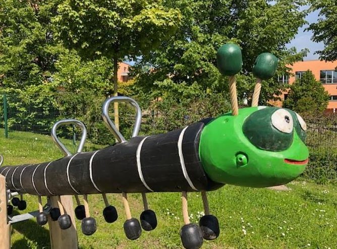 Raupenschaukel im M&auml;rchenpark (Foto: Touristinfo)