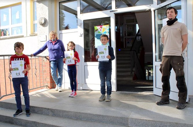 &Uuml;bergabe an der Grundschule K&uuml;llstedt (Foto: Naturpark Eichsfeld Hainich Werratal)
