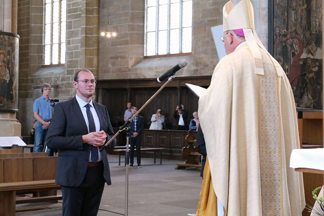 Bischof Ulrich Neymeyr sendet Thomas Rhode (Foto: Peter Weidemann)