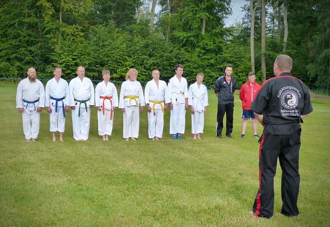 Training auf dem Waldsportplatz (Foto: Leinefighter) Training auf dem Waldsportplatz (Foto: Leinefighter)