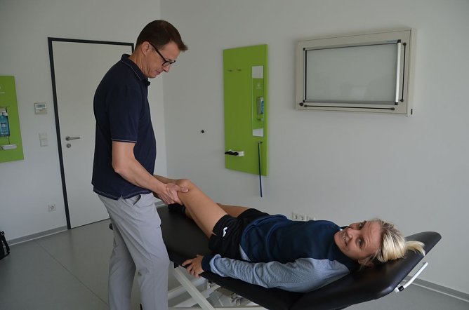 Dr. Lars Irlenbusch bei der sportorthop&auml;dischen Untersuchung von Mark&eacute;ta Jer&aacute;bkov&aacute; (Foto: HaJo Steinbach)