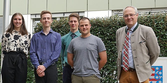 Th&uuml;ringenForst-Vorstand J&ouml;rn Ripken (re.) begr&uuml;&szlig;te die vier diesj&auml;hrigen DUAL-Studenten/in: Samantha Triller, Tobias R&uuml;diger, Jonathan Rettberg und Jonas Hartmann (li. nach re.) (Foto: Ina S&auml;nger)