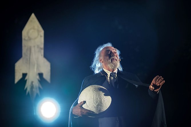 Zum Auftakt wurde vor ausverkauftem Haus S&ouml;ren Hornungs St&uuml;ck Es ist noch nicht soweit uraufgef&uuml;hrt (Foto: Frank Drechsler)