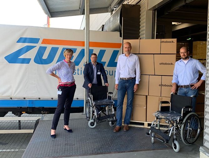 Leisten Soforthilfe mit dem Versand von mehr als 100 Rollst&uuml;hlen: (v.l.n.r.) Annette Otte und Florian Grewe von der ZUFALL logistics Group sowie Oliver Jakobi, CSO von Ottobock, und Karsten Ley, Vorstandsvorsitzender der Ottobock Global Foundation. (Foto: Ottobock)