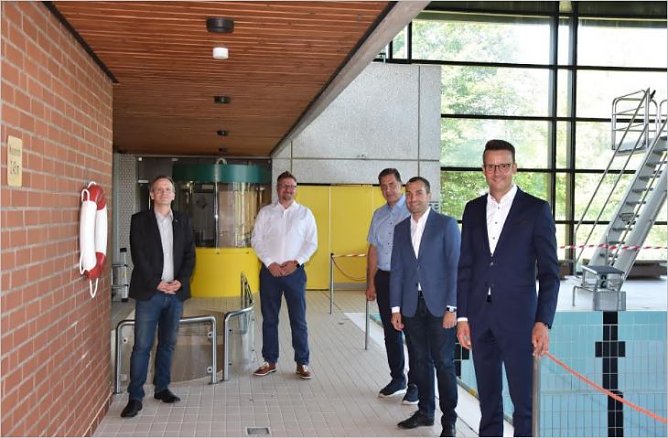 Markus Kuhlmann (Gesch&auml;ftsf&uuml;hrer EWB GmbH), Bgm. Thorsten Feike, Thomas Linkhorst (Vorsitzender Stadtratsfraktion FDP), Konstantin Kuhle (MdB), Christian Grascha (MdL)  [Von links] im Duderst&auml;dter Hallenbad (Foto: Stadtverwaltung Duderstadt)