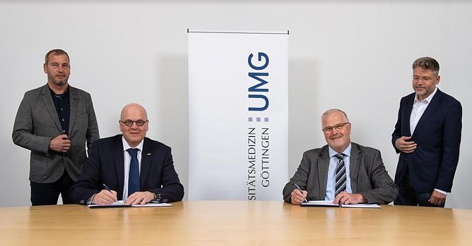 Vertragsunterzeichnung (Foto: umg/spf&ouml;rtner)