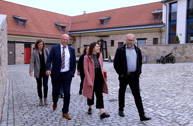 Beim Rundgang mit Burgp&auml;chter Ehbrecht (re.) (Foto: Ren&eacute; Wei&szlig;bach)