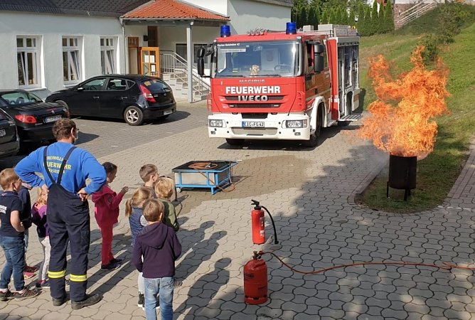Vorführung der Feuerwehr (Foto: Marion Fricke) Vorführung der Feuerwehr (Foto: Marion Fricke)